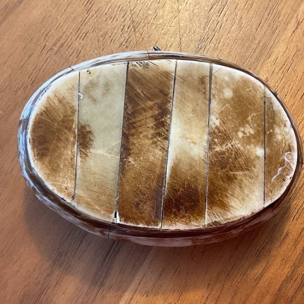 Vintage Camel Bone and Brass Inlay trinket box - Picture 3 of 6